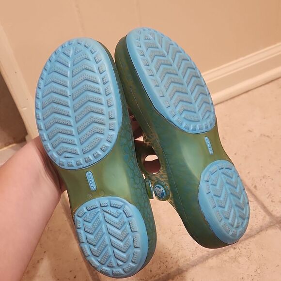 Crocs Women's "Carlie" Blue & Green Leopard-Print Mary Jane Clogs Size 6 - Picture 10 of 11